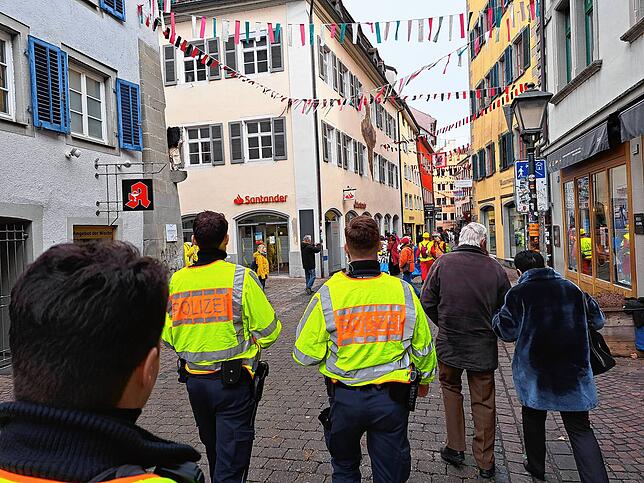 Die Polizei und Sanitäter im Bürgersaal