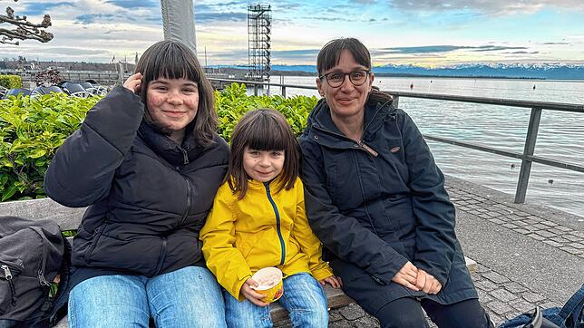 Nicole Marschall mit ihren Töchtern Ronja (links) und Naomi (Mitte) setzt auf Stetigkeit und Sport.