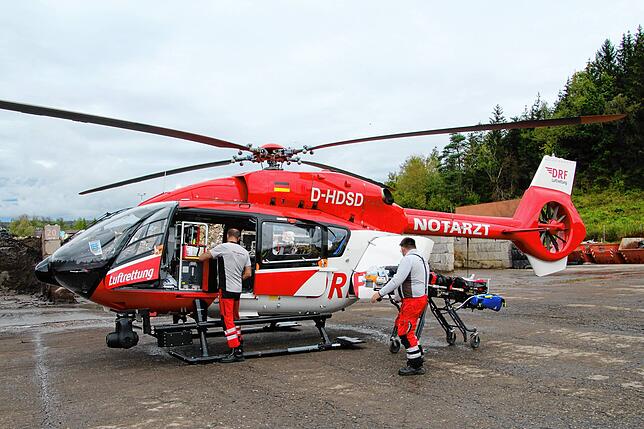 Vorbereitungen für den Transport des Schwerverletzten. Der moderne Rettungshubschrauber Christoph 45 aus Friedrichshafen bringt den Mann ...