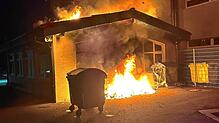 Der Aufenthaltsraum der Sechslindenschule fängt Feuer, nachdem Unbekannte am Samstagabend mehrere Mülleimer anzünden.