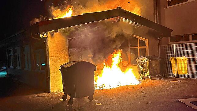 Der Aufenthaltsraum der Sechslindenschule fängt Feuer, nachdem Unbekannte am Samstagabend mehrere Mülleimer anzünden.