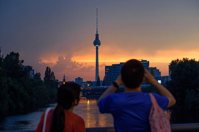 Wie oft wurde der Berliner Fernsehturm wohl schon fotografiert? So oft, dass es auf ein Mal mehr oder weniger auch nicht mehr ankommt.