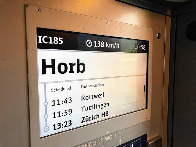 Auf 138 km/h beschleunigt der Intercity auf der Ebene vor Horb. Sonst verhindert die kurvenreiche Topografie der Strecke hohe ...