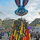 Der Hasenluftballon am Narrenbaum.
