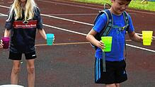 Gute Bewegungskoordination und Geschicklichkeit waren bei der Kinderolympiade gefragt wie hier beim Balancieren.
