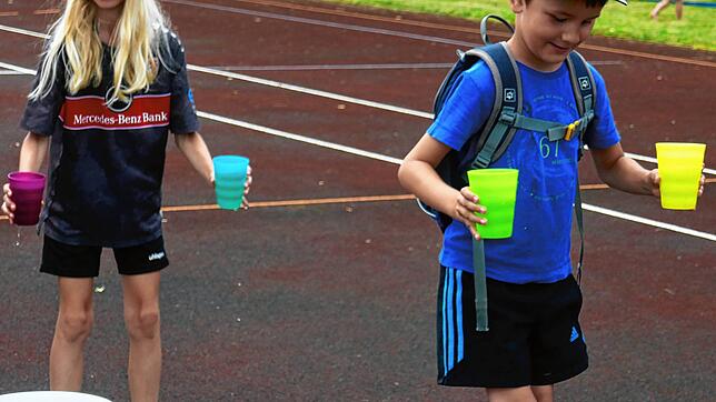 Gute Bewegungskoordination und Geschicklichkeit waren bei der Kinderolympiade gefragt wie hier beim Balancieren.