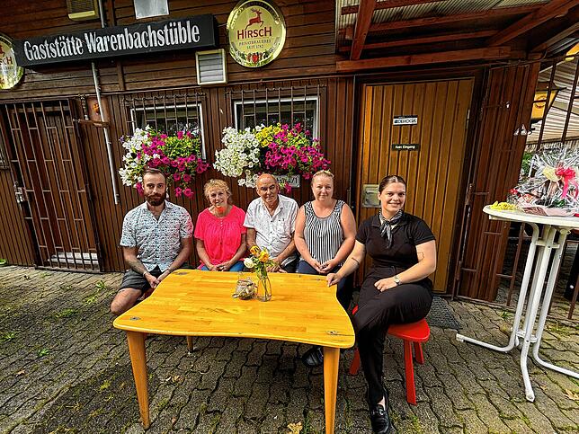 Das neue Team, das im Villinger Warenbachstüble gestartet ist: Maikel Babic, Birgit und Mirko Babic sowie die Mitarbeiterinnen Irina ...