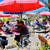 Geöffnete Gastronomie in Laufenburg/CH: Dieses Bild entstand am 25. April 2020 und zeigt die Gegensätze: Während auf deutscher ...