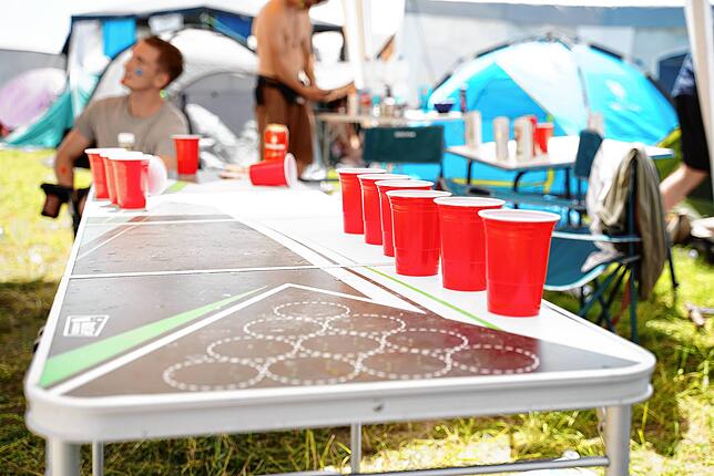 Ein Bierpong-Tisch: Bei vielen Besuchern auf dem Festival darf dieses Spiel nicht fehlen.