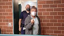 Einer der Angeklagten macht zu Beginn des dritten Verhandlungstages deutlich, was er davon hält, fotografiert zu werden.