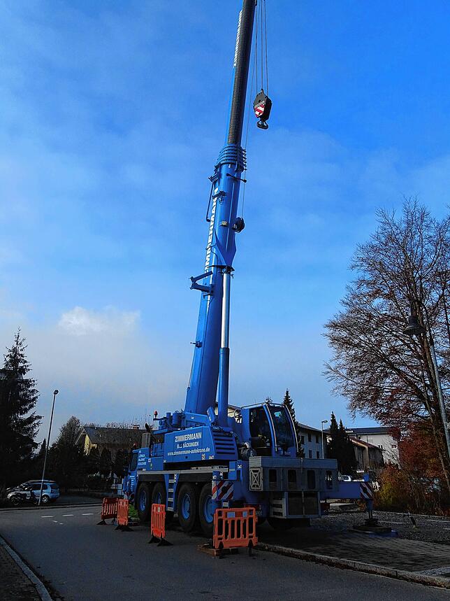 Ein riesiger Kran transportierte die Bauteile für Roberta an den dafür vorgesehenen Platz an der Eichholzstraße auf dem Aarberg in Waldshut.
