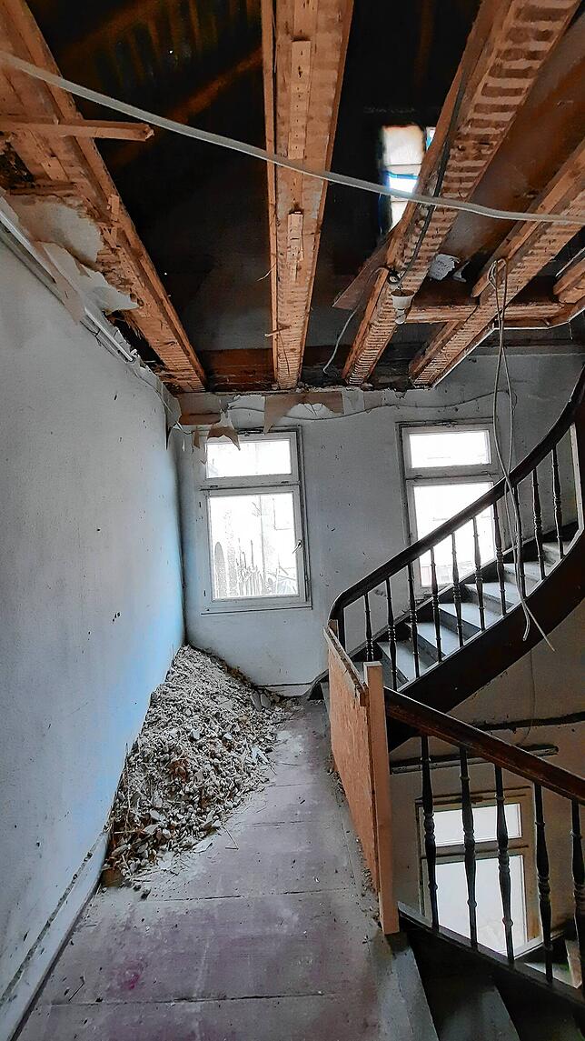 Entkernung im Südflügel, wo über der Gaststätte Wohnungen waren. Der alte Aufzug zwischen den Treppen ist raus.