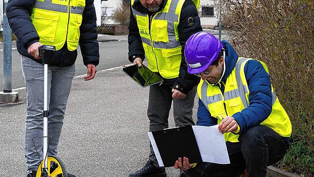 Hueseyin Alkan, Mutaz Keilani, Akbar Andazeskishah (von links) bei der Trassenbegehung von Lila-Connect. Bild: Lila-Connect
