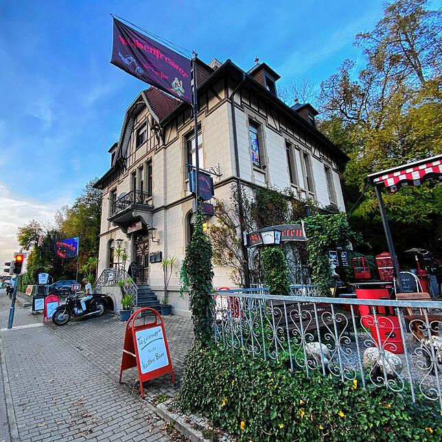 (Archivbild) Hier rechts im Biergarten des Kolbenfressers, wo schon alles Mögliche aufgestellt ist, stand eines Tages im August ...
