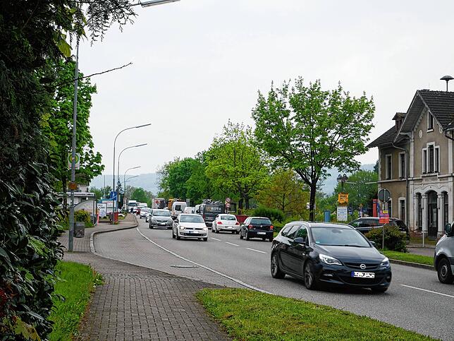 Autos fahren im Wehrer Stadtteil Brennet Richtung Rheinfelden. Der aus Bad Säckingen kommende Verkehr war von der Baustelle ...