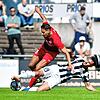 Der FC 08 Villingen (Georgios Pintidis bei einer Grätsche) und der FC Giessen (Younes Ebnoutalib) trennen sich 1:1.
