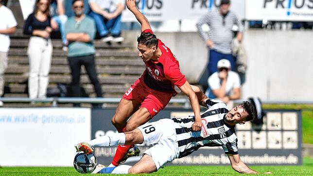 Der FC 08 Villingen (Georgios Pintidis bei einer Grätsche) und der FC Giessen (Younes Ebnoutalib) trennen sich 1:1.