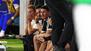 Bundestrainer Julian Nagelsmann (l, Deutschland) schlägt auf der Bank die Hände vor das Gesicht.
