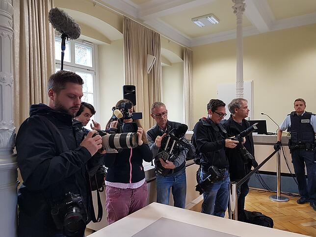 Journalisten warten auf den Prozessbeginn am Landgericht Ravensburg.