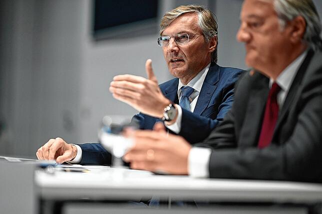 Wolf-Henning Scheider (li.), Vorstandsvorsitzender der ZF, sitzt neben ZF-Finanzvorstand Konstantin Sauer.