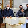 Lothar Rapp (von links) und Arnold Kannenberg von der Bürgerstiftung Radolfzell nehmen von Sylvana und Martin Mehne 20 Kisten entgegen.
