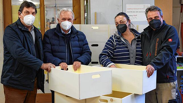Lothar Rapp (von links) und Arnold Kannenberg von der Bürgerstiftung Radolfzell nehmen von Sylvana und Martin Mehne 20 Kisten entgegen.