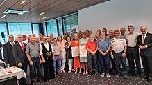 37 goldene Meisterbriefe sind an Handwerker aus dem gesamten Lankreis überreicht worden. Darüber freuen sich Kreishandwerksmeister ...