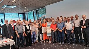 37 goldene Meisterbriefe sind an Handwerker aus dem gesamten Lankreis überreicht worden. Darüber freuen sich Kreishandwerksmeister ...