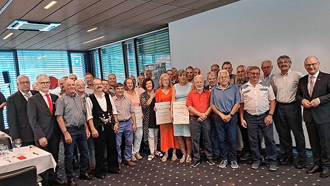37 goldene Meisterbriefe sind an Handwerker aus dem gesamten Lankreis überreicht worden. Darüber freuen sich Kreishandwerksmeister ...