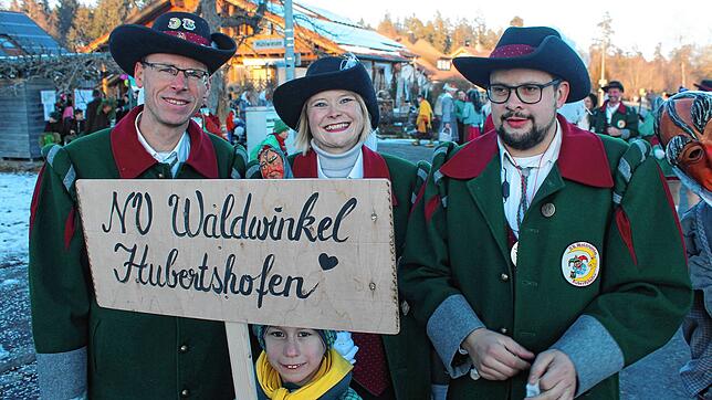 Die gastgebende Narrenzunft Waldwinkel Hubertshofen führt den Umzug an. Hier Zunftmeister Lothar Grimm, Narrenmutter Isabell Wiedemer, ...
