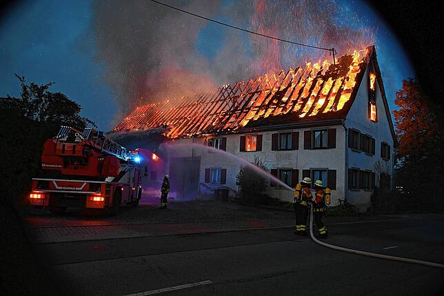 Die Bhattis bemerkten das Feuer über ihnen nicht selbst, ein Nachbar alarmierte die Familie in letzter Minute.