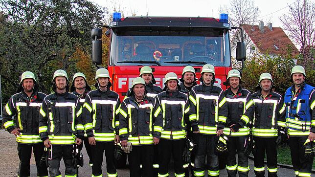 Die Abteilung Heudorf der Freiwilligen Feuerwehr Meßkirch vor ihrem Ausrücken zur Hauptübung, rechts Abteilungskommandant Volker Kiene. ...