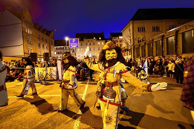 Bild 24: Fasnacht 2025 in Konstanz: So erlebt der Stephansplatz das flammende Spektakel
