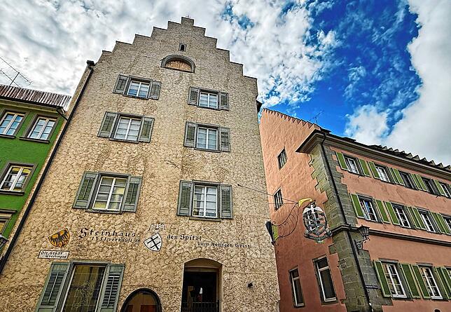 „Steinhaus – 1351 verkauft an den Spital zum Heiligen Geist“ – beherbergt heute unter anderem die städtische Abteilung Kultur und die ...
