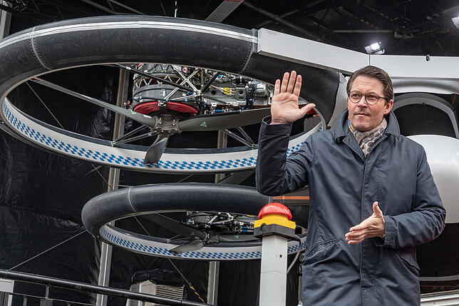 Bundesverkehrsminister Andreas Scheuer (CSU) steht vor einem Flugtaxi. Der viersitzige "CityAirbus" soll noch dieses Jahr erste ...