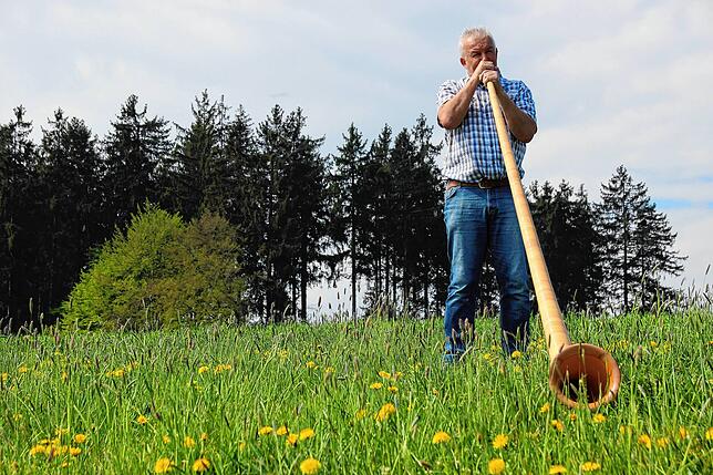 Der Vollblutmusiker Karl-Josef Hübschle entdeckt das Musizieren in der freien Natur in Corona-Zeiten für sich neu.