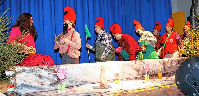 Der Brauchtumsverein schickte Schneewittchen und die sieben Zwerge ins närrische Geschehen.