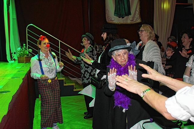 Bild 10: Kaffee, Sekt und Kuchen: Alt-Stockacherinnen genießen Fest im Bürgerhaus Adler Post