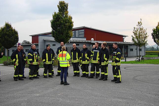 Die Kriminalpolizei bespricht sich vor dem Sucheinsatz mit den Einsatzkräften von der Feuerwehr.