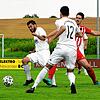 Hier kann sich der Walbertsweiler Steffen Erbe (rechts) gegen die beiden Überlinger Stephan Walser (links) und Andreas Romeo (12) ...