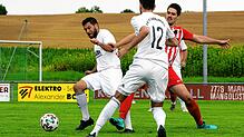 Hier kann sich der Walbertsweiler Steffen Erbe (rechts) gegen die beiden Überlinger Stephan Walser (links) und Andreas Romeo (12) ...