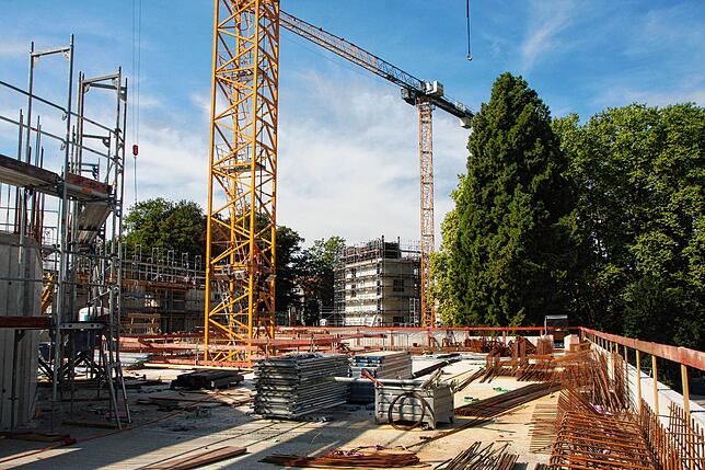 Ein großer Kran steht auf der Baustelle auf dem Büdingen-Areal, in dem das Gesundheitshotel wächst.