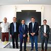 Bürgermeister Ozan Topcuogullari (Mitte) führt die Gäste durch das Schulgebäude (von links): Architekt Thomas Oeldenberger, ...