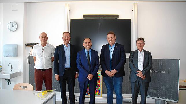 Bürgermeister Ozan Topcuogullari (Mitte) führt die Gäste durch das Schulgebäude (von links): Architekt Thomas Oeldenberger, ...