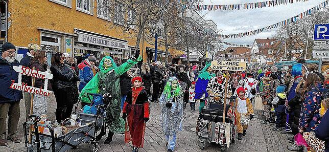 Bild 25: Der Montagsumzug in Bad Dürrheim setzt den gutgelaunten Punkt unter die diesjährige Fasnet &ndash; Teil 1