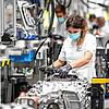 Eine Monteurin arbeitet in Friedrichshafen an ein Getriebe für Lastwagen.