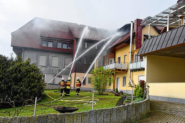 Bild 25: Feuer im Mehrfamilienhaus: Bilder vom Großeinsatz