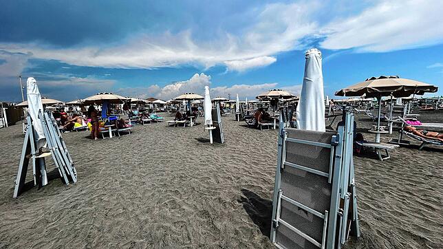 Ein Strand am italienischen Mittelmeer. Mitten in der Hauptsaison wollen die Pächter von vielen der landesweit 7.200 Strandbädern in den ...