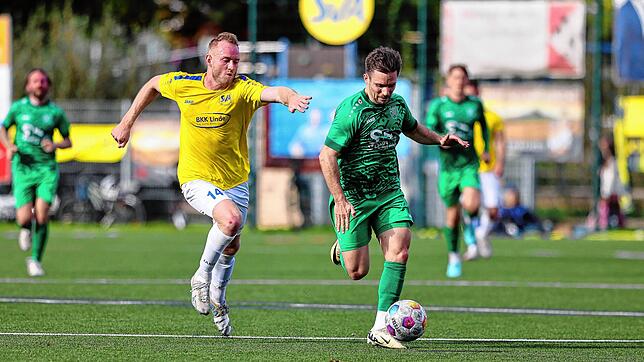 Der TSV Aach-Linz (Doppeltorschütze Patrik Scherer, rechts) hat sich mit 3:1 beim SV Allensbach (Niklas Aichem) durchsetzt.