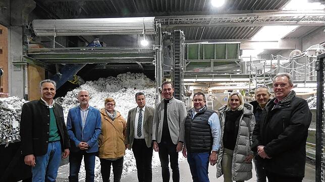 Der baden-württembergische Landwirtschaftsminister Peter Hauk besucht in Begleitung des CDU-Bundestagsabgeordneten Felix Schreiner ...